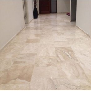 Sandfarvet marmorfliser