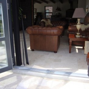 Sandsten / kalksten. Hvid / beige / brun